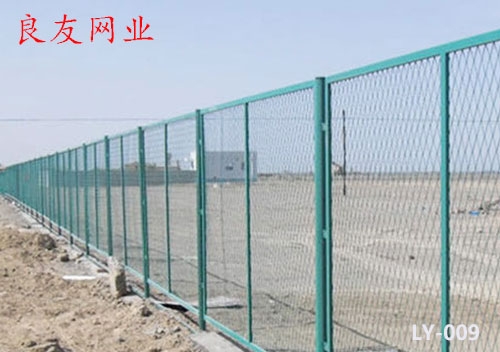 赣州护栏网在建筑工地中的应用。